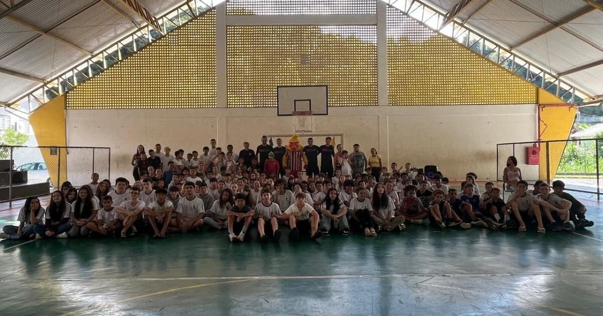 Jogadores do Brusque visitam escola e participam de atividades com alunos - O Município