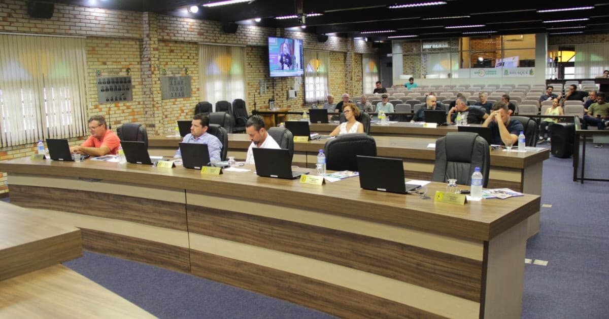 Vereador sugere adiar votação, mas depois vota contra adiamento na Câmara de Brusque - O Município