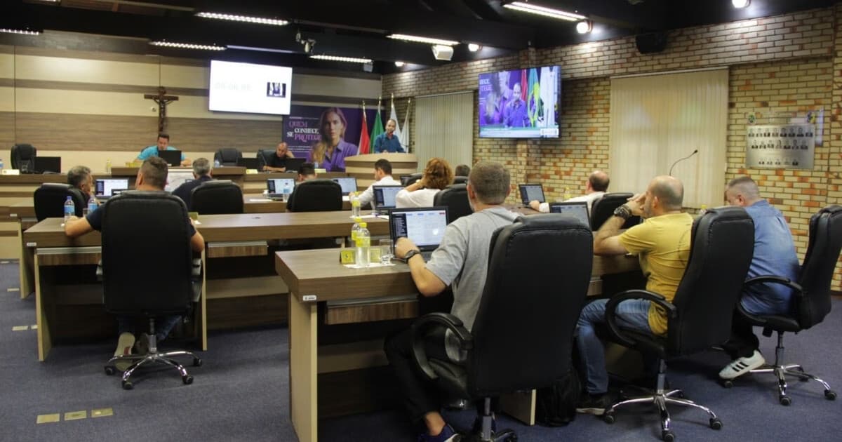 Vereadores de Brusque criticam quantidade de projetos em regime de urgência: “isso faz uma Câmara de palhaços” - O Município
