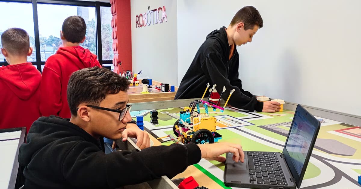 Brusque: Escola Adota Tecnologia Sul-Coreana para Revolucionar Ensino de Robótica