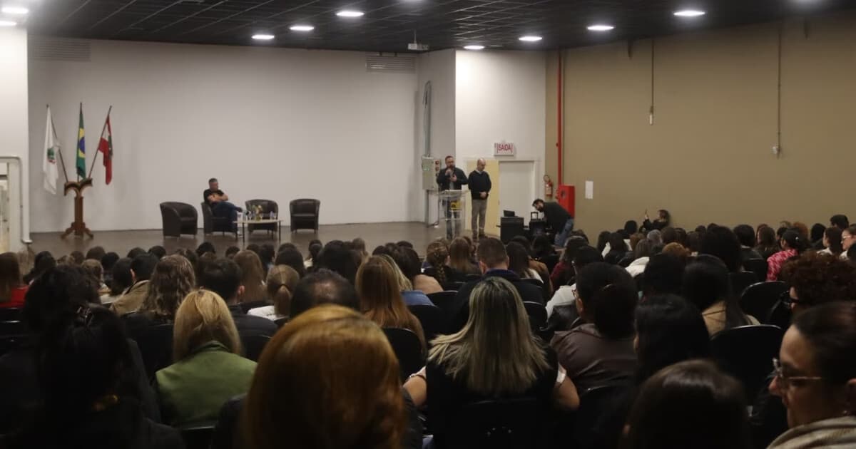 Seminário reúne 250 profissionais para discutir a importância do aleitamento materno em Brusque - O Município