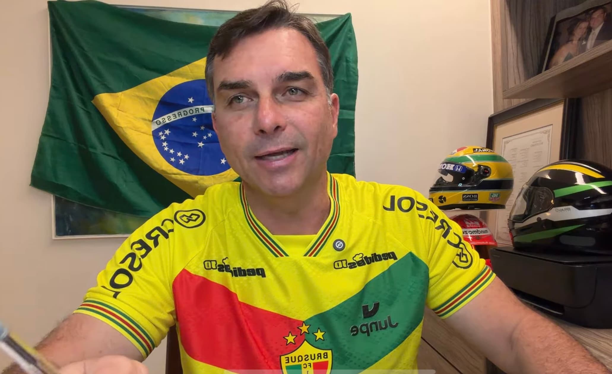 Flávio Bolsonaro surge em live com camisa do Brusque FC e alega perseguição política