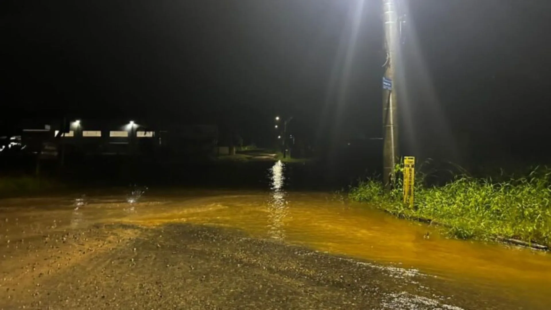 Temporal causa alagamentos e fecha unidades de saúde no Vale do Itajaí; veja fotos