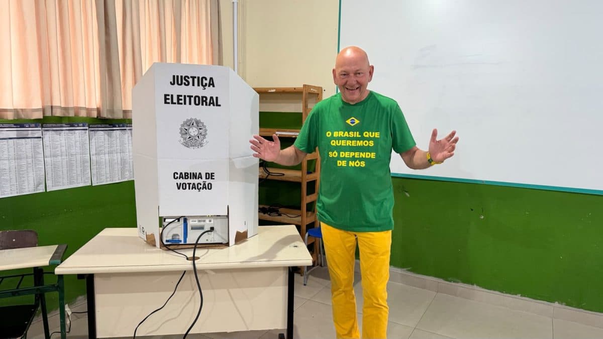 Luciano Hang volta à escola onde estudou para votar e revive lembranças da infância nas Eleições 2026