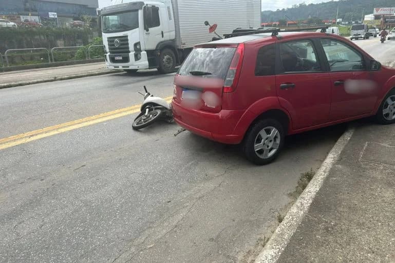 Colisão entre carros e motocicleta deixa motoboy ferido na Beira-Rio, em Brusque