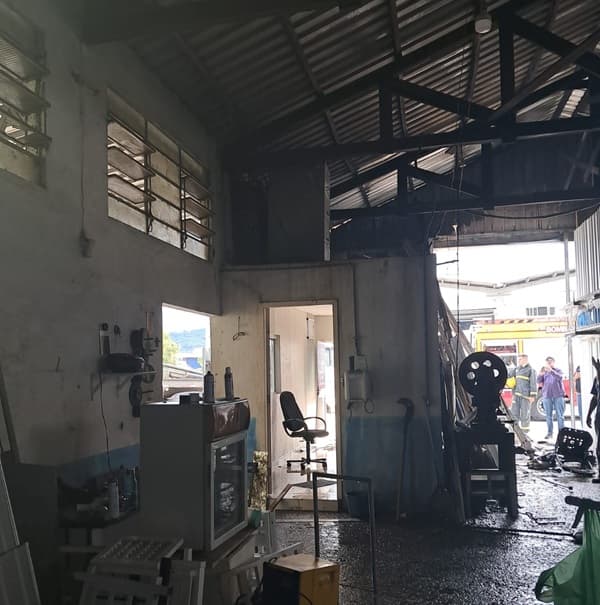 Incêndio em metalúrgica de Brusque é controlado por funcionários antes da chegada dos bombeiros