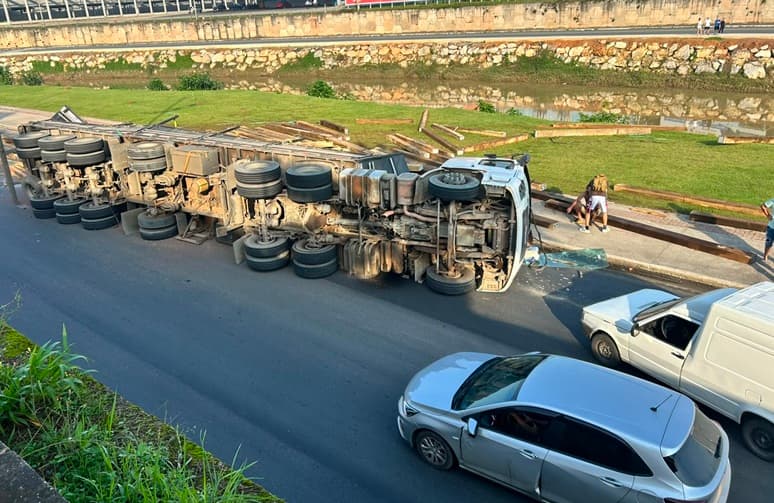 Vídeo: Carreta carregada de madeira tomba na Beira-Rio, em Brusque