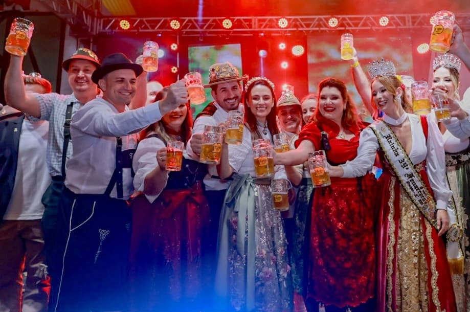 Fenarreco em Brusque: Evento Cultural e Econômico Abre com Sangria de Chope e Desfile Histórico