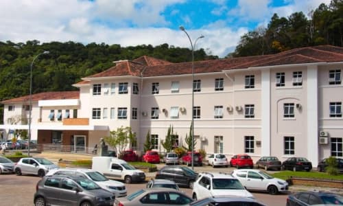 Paciente psiquiátrico ameaça funcionários com faca em hospital de Brusque
