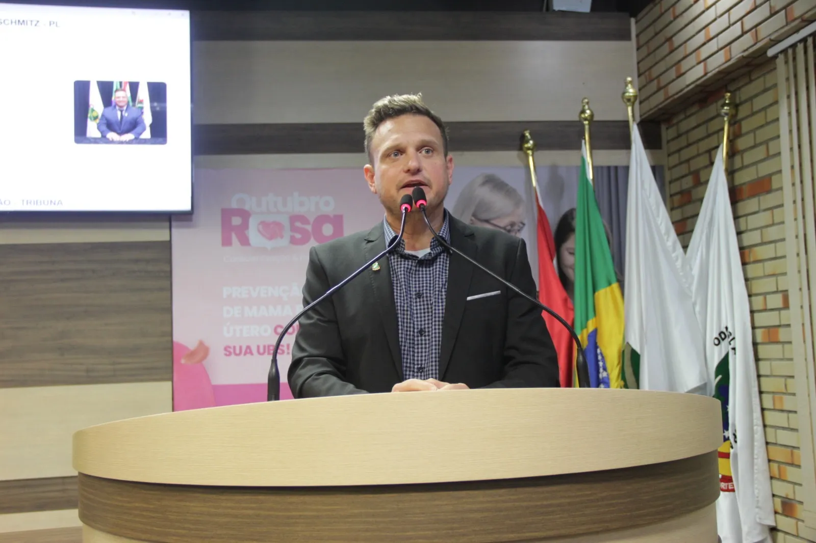 Vereador Leonardo Schmitz passa mal na sessão e é hospitalizado às pressas - Rádio Cidade