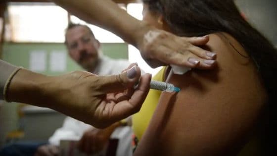 Empresas deverão informar trabalhadores sobre campanhas de cânceres e vacina
