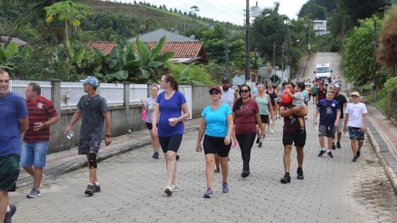 Prefeitura de Guabiruba realiza caminhada voltada à saúde e bem-estar - Portal da Cidade - Brusque / SC