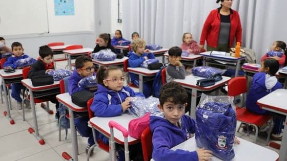 Estudantes da rede municipal de Guabiruba começam a receber uniformes de inverno - Portal da Cidade - Brusque / SC