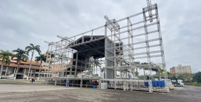 Prefeitura acompanha estado de saúde de trabalhador ferido durante montagem de palco - Rádio Cidade