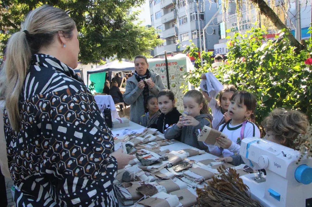 Feira do Pequeno Empreendedor movimenta praça Barão de Schneeburg - Rádio Cidade