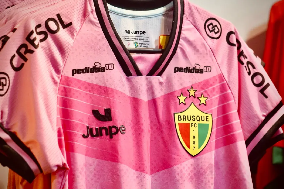 “Um toque pode virar o jogo”: Brusque FC lança camiseta em alusão ao Outubro Rosa - Rádio Cidade