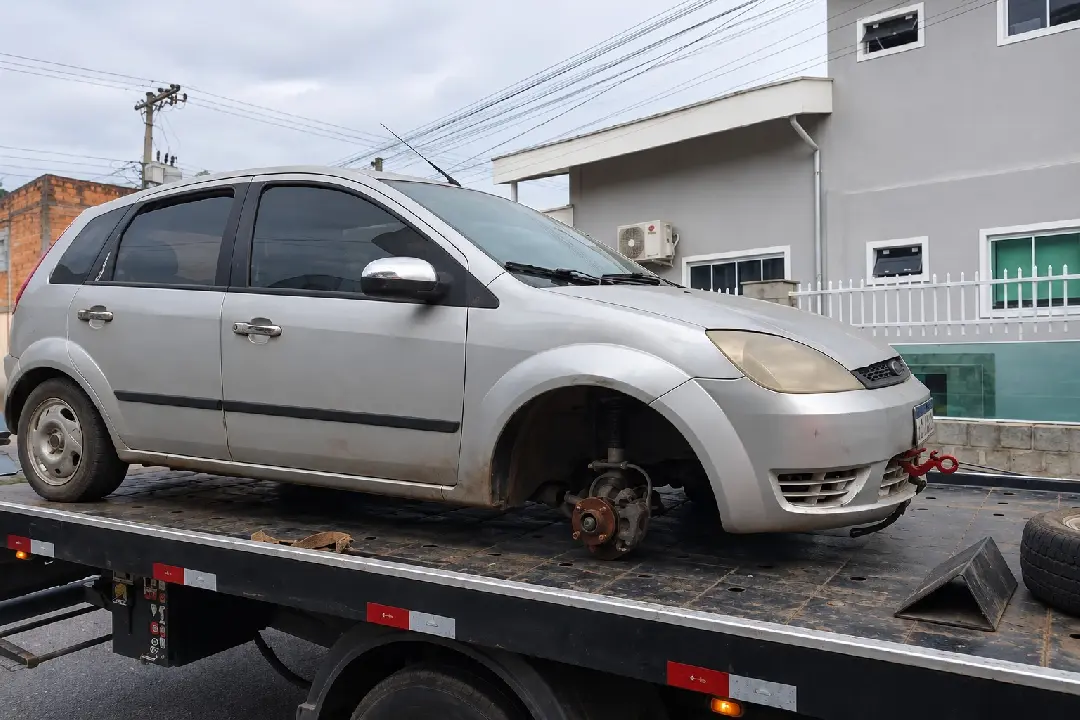 GTB recolhe três veículos abandonados das ruas de Brusque - Rádio Cidade