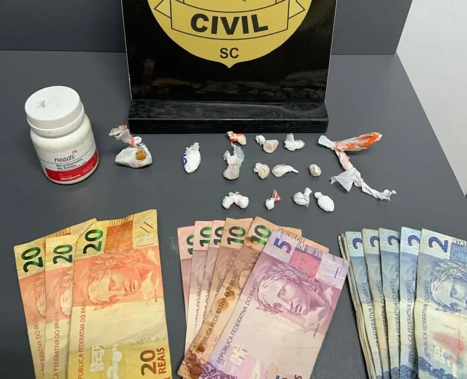 Operação policial em Brusque prende dupla por tráfico e intimidação no bairro Santa Luzia