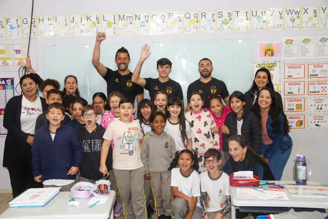 Brusque FC Leva Atletas e Inspiração para Alunos em Visita Escolar