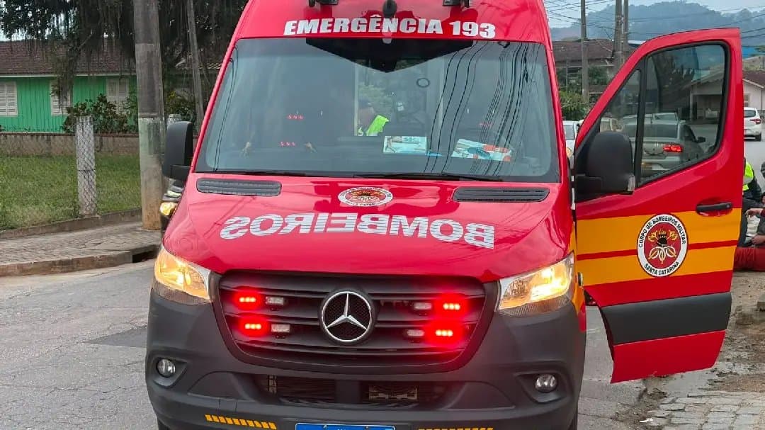 Motociclista gravemente ferido após colisão com carro em Brusque