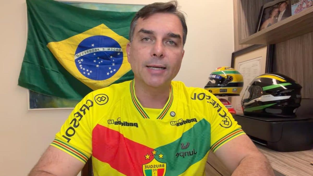 Flávio Bolsonaro rebate acusações e ataca governo Lula em live, vestindo camisa do Brusque