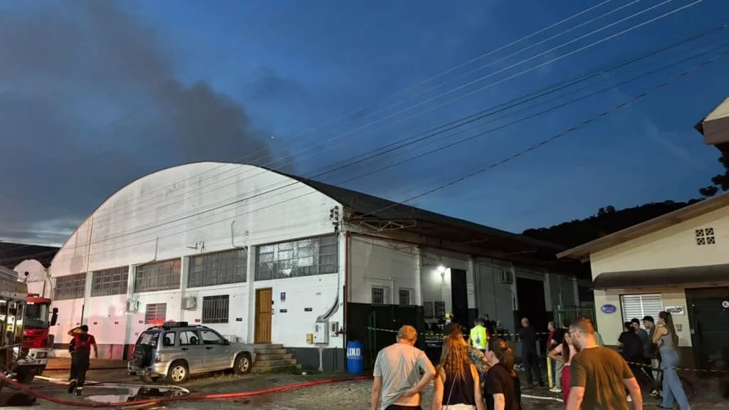 Incêndio de grandes proporções atinge galpões industriais no bairro Steffen, em Brusque - Rádio Diplomata FM