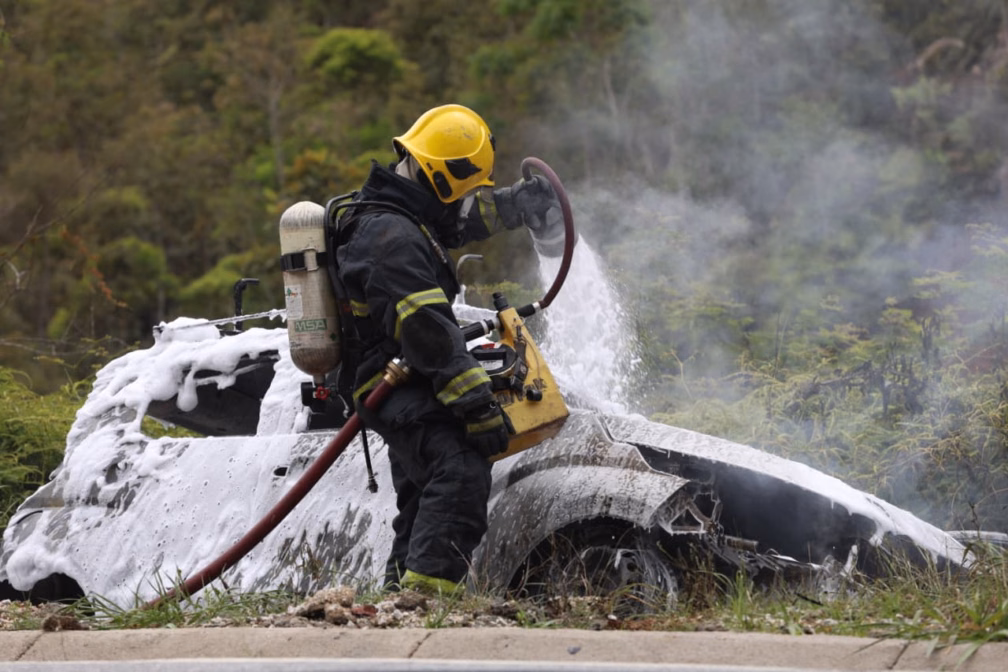 Carro pega fogo e atravessa pista em rodovia de Brusque; ninguém se feriu